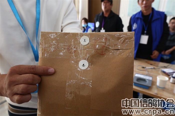 密封袋上都有完整骑缝章,以证未启封